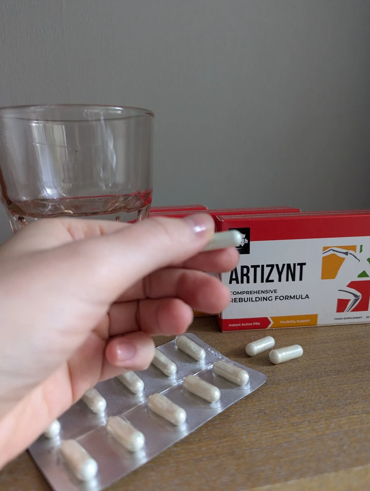 Mão segurando cápsula ARTIZYNT